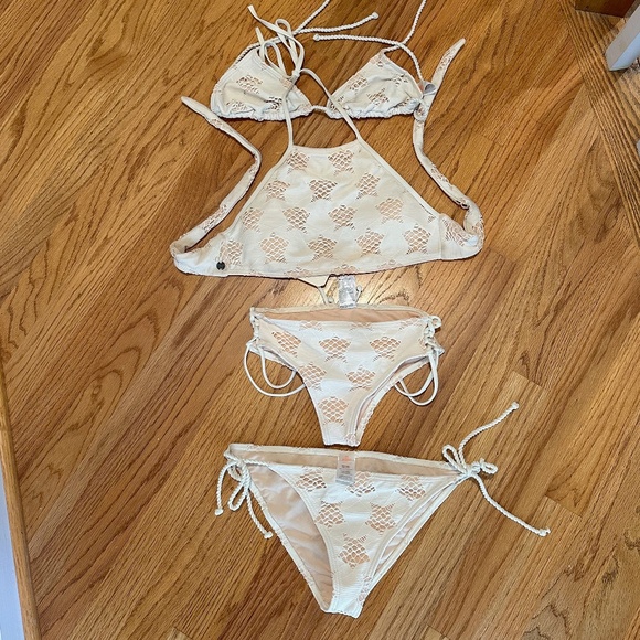 Billabong "Beach Pride" bikini set: two tops (size M) & two bottoms (size L & S) - Picture 13 of 15